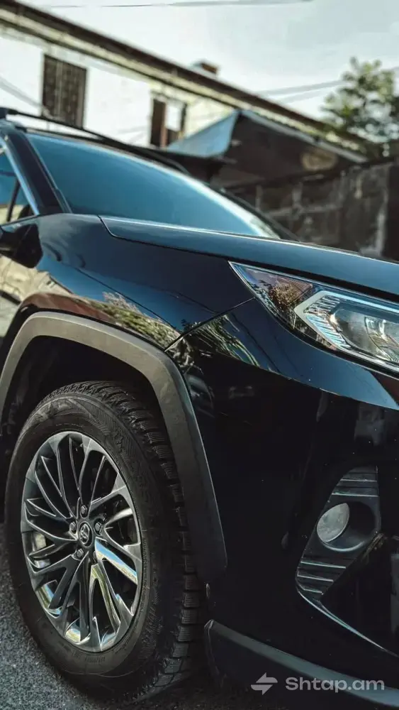 2019 Toyota RAV4 in Excellent Condition 3