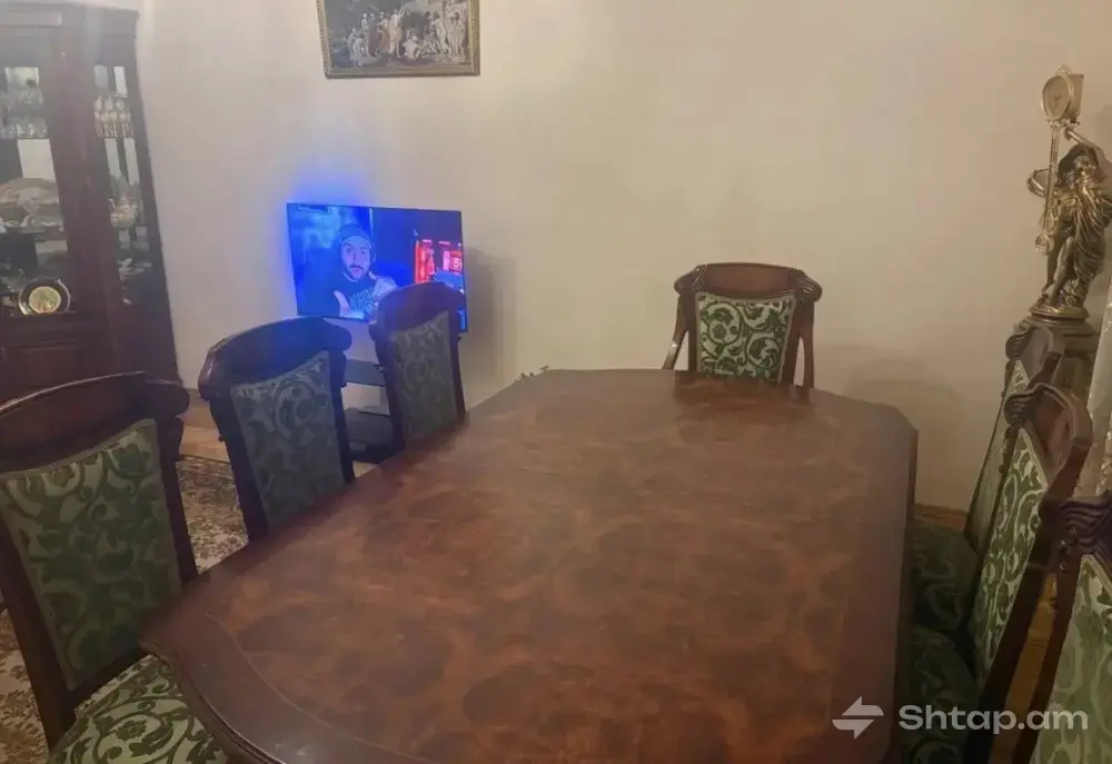 Квартира с классической мебелью и паркетом 2