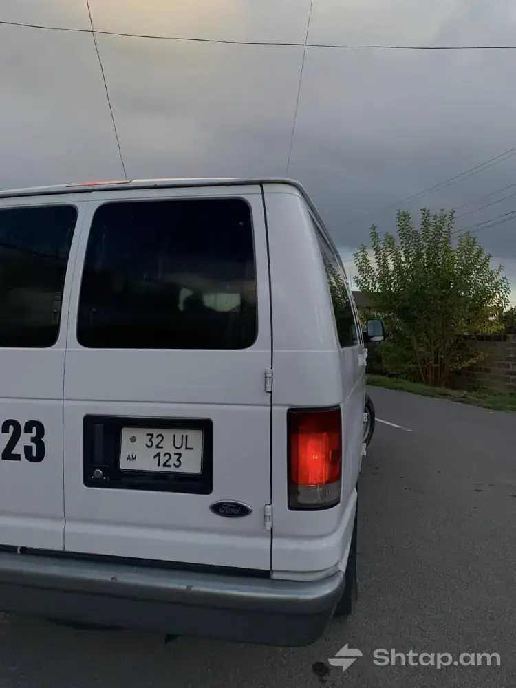 Ford Econoline 2005 Minibus in Good Condition 2