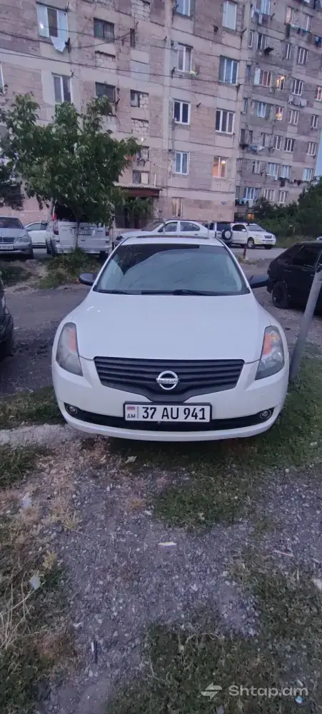 White 2008 Nissan Sedan 0