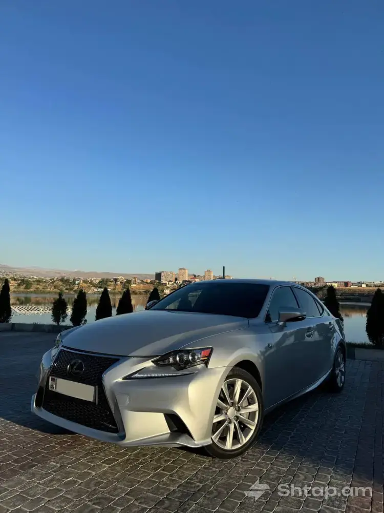 Գնեք 2016 թվականի Lexus IS 200t սեդան՝ արծաթագույն և անվնաս վիճակում 2