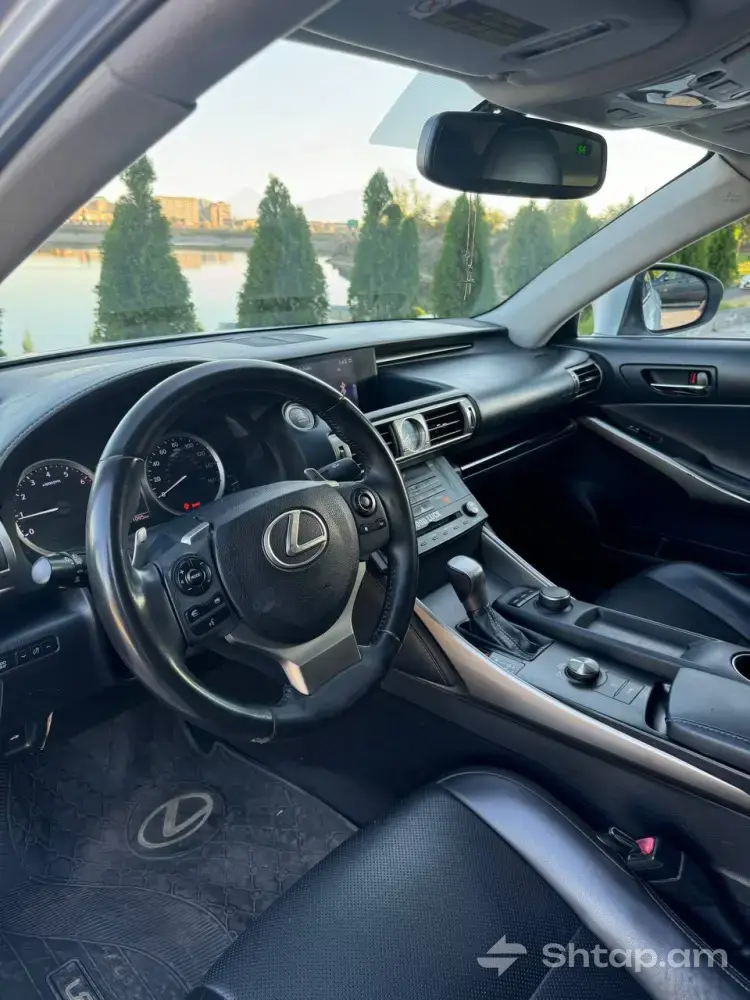 Գնեք 2016 թվականի Lexus IS 200t սեդան՝ արծաթագույն և անվնաս վիճակում 4