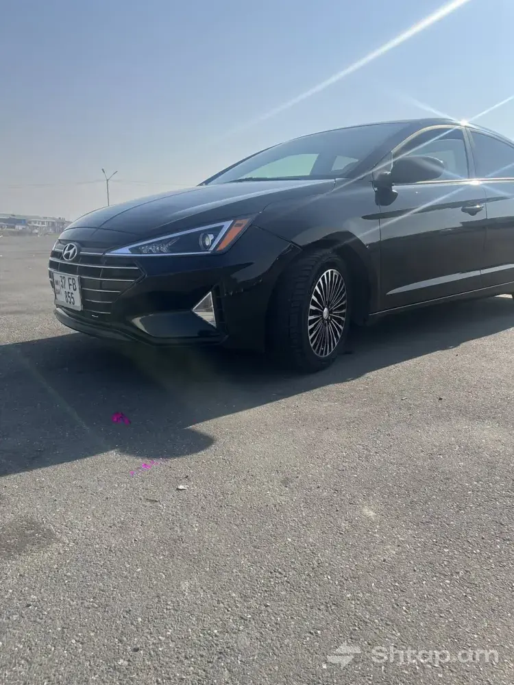 Продается Hyundai Elantra 2019 года 1