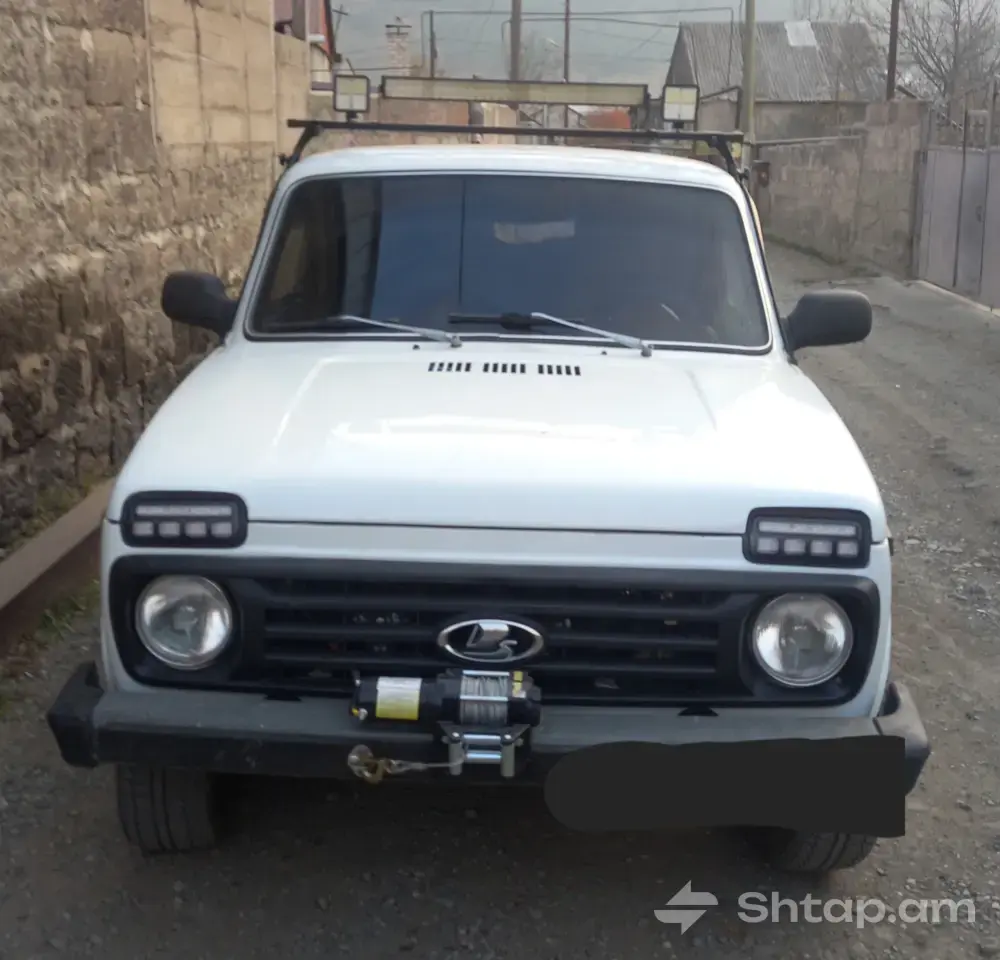 Գնեք Lada Niva՝ սպիտակ գույնով և առանց վնասվածքների 3