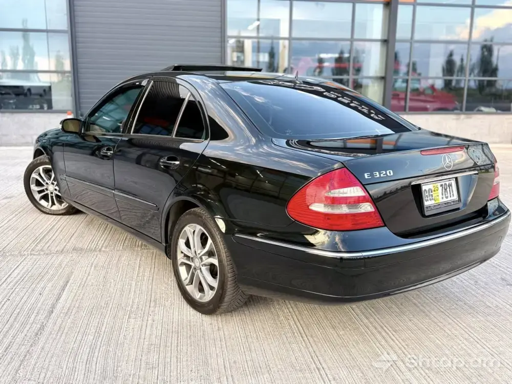 Mercedes-Benz E320 in Excellent Condition 2