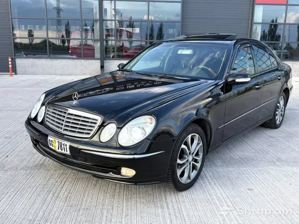Mercedes-Benz E320 in Excellent Condition 3