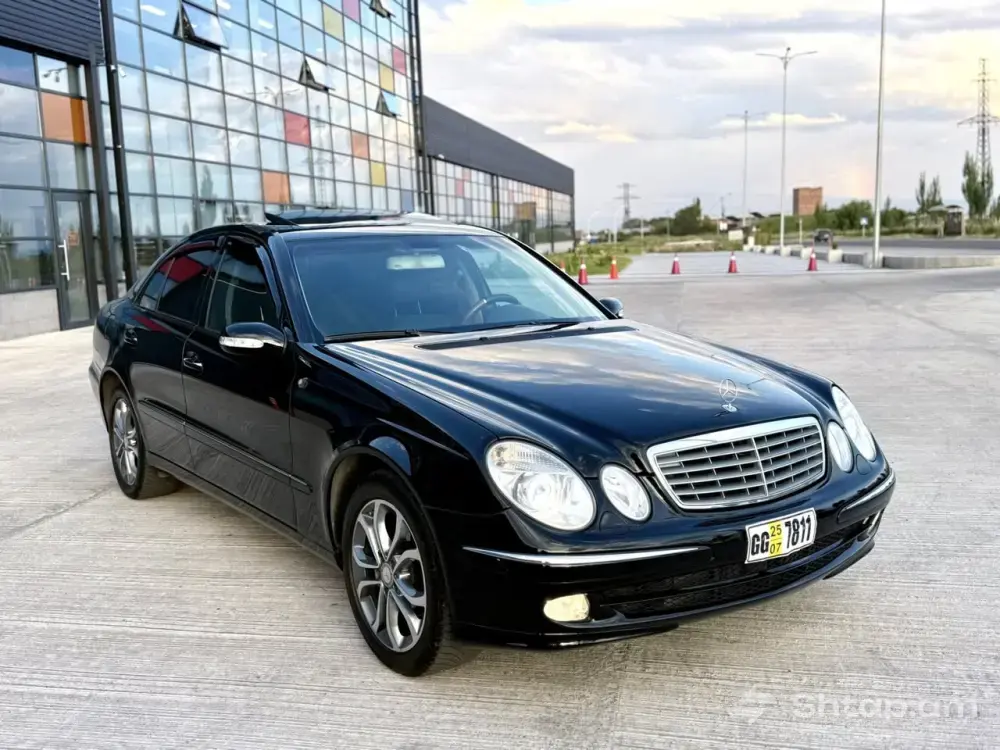 Mercedes-Benz E320 in Excellent Condition 4