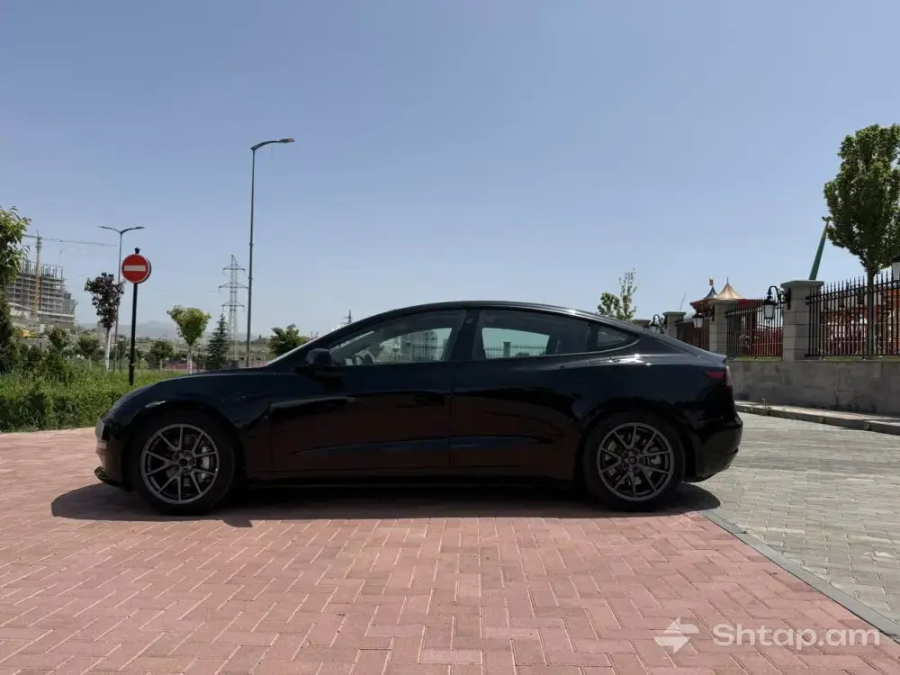 Tesla Model 3 Standard + in Excellent Condition 3