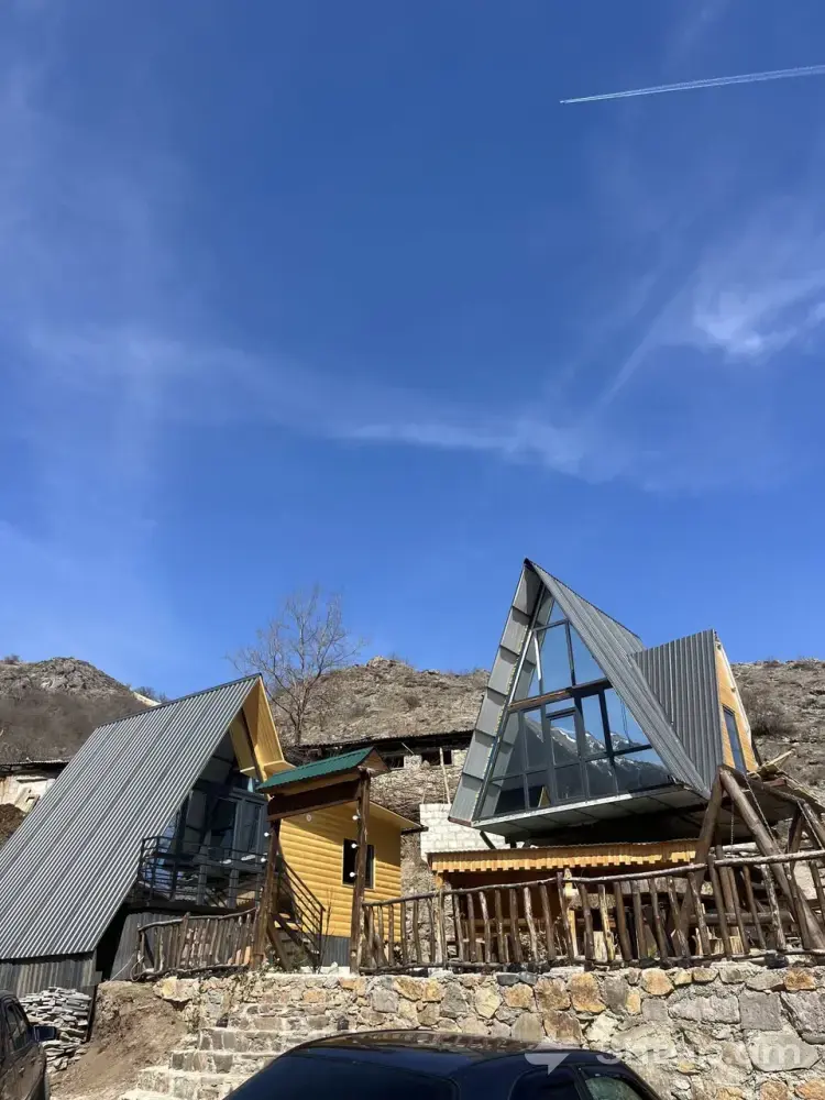Գոշ գյուղում վաճառվում է հողատարածք՝ Ա-ձև տունով 1