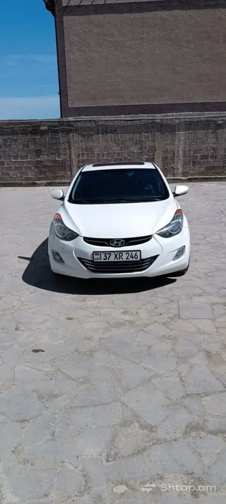 Белый седан Hyundai Elantra в отличном состоянии 0