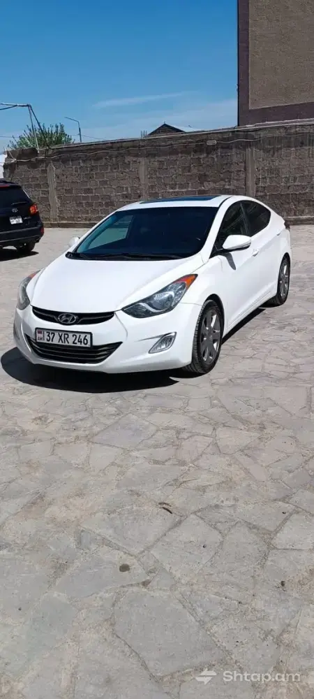 Белый седан Hyundai Elantra в отличном состоянии 2