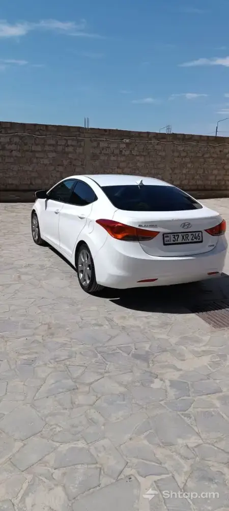 Белый седан Hyundai Elantra в отличном состоянии 4