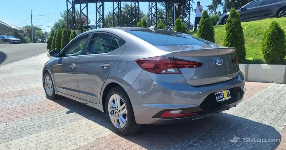 Продается Hyundai Elantra 2018 года 4