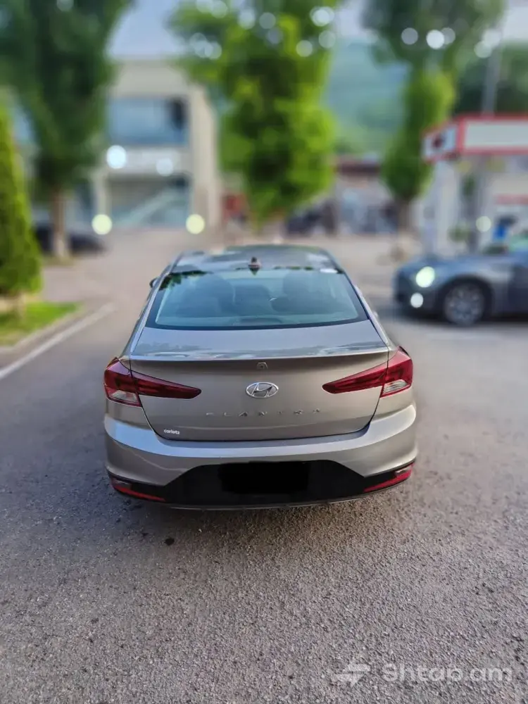 Продается Hyundai Elantra 2019 3