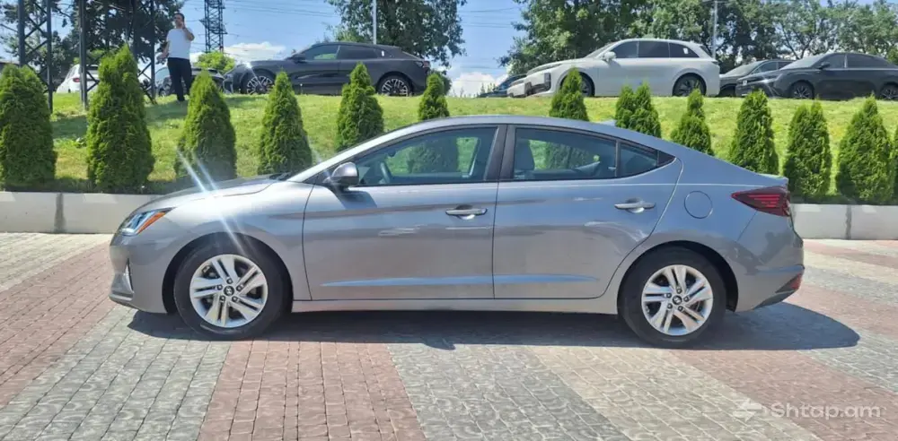 Продается Hyundai Elantra 2019 3