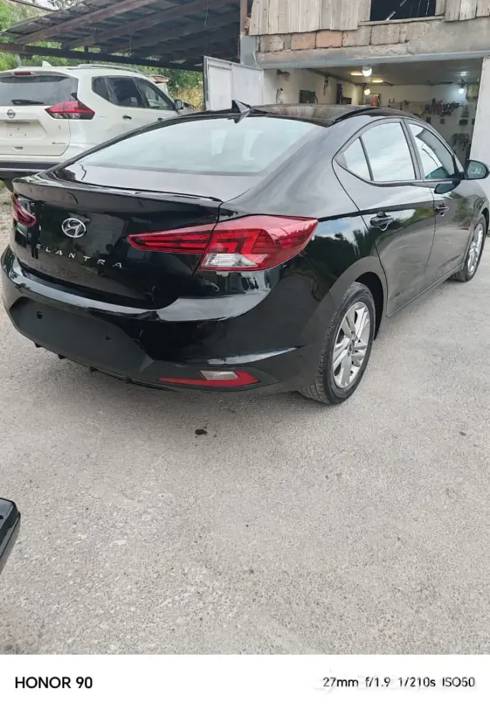 Идеальная Hyundai Elantra 2019 SEL 1