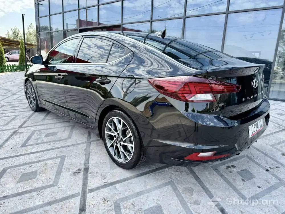 Купите Hyundai Elantra 2019 года 3