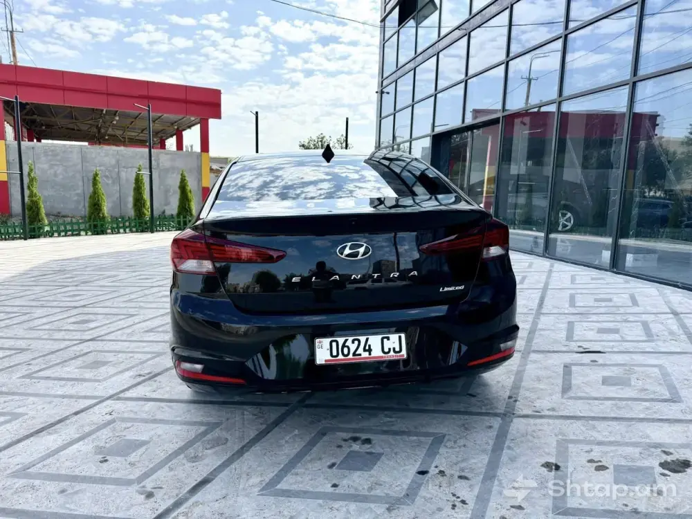 Купите Hyundai Elantra 2019 года 4