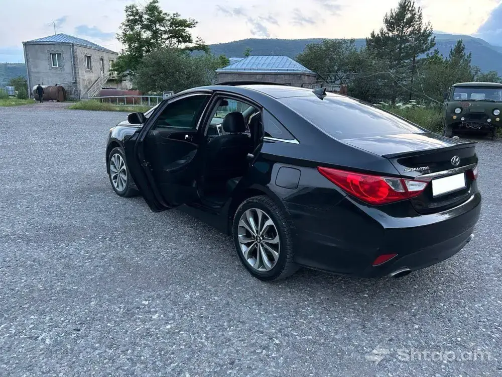 Hyundai Sonata 2014՝ սև գույնով և 2.4 բենզին շարժիչով 2