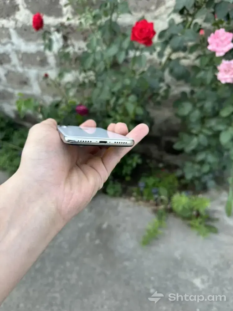 iPhone X 64GB in Excellent Condition 4