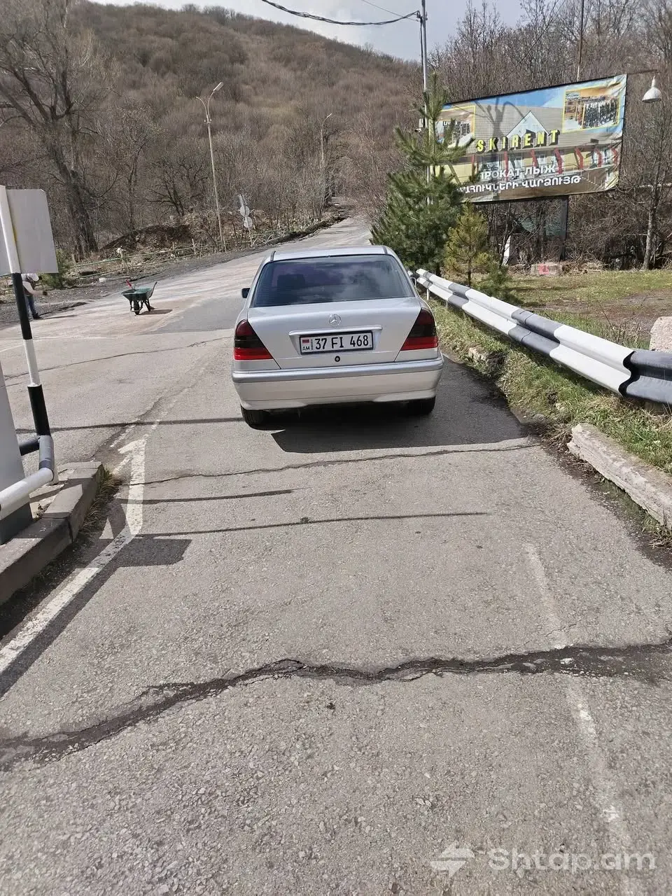 Mercedes-Benz C-Class Sedan in Excellent Condition 4