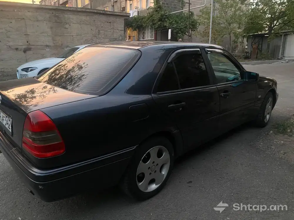 Mercedes-Benz C-Class սև սեդան՝ գերազանց վիճակում 2
