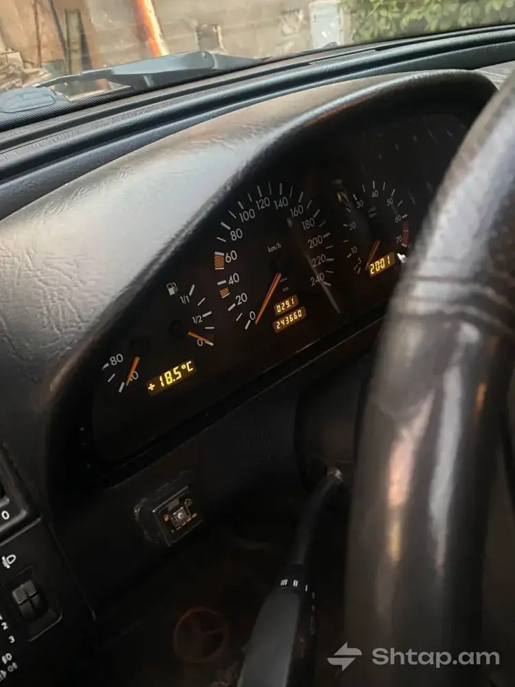 Mercedes-Benz C-Class սև սեդան՝ գերազանց վիճակում 3