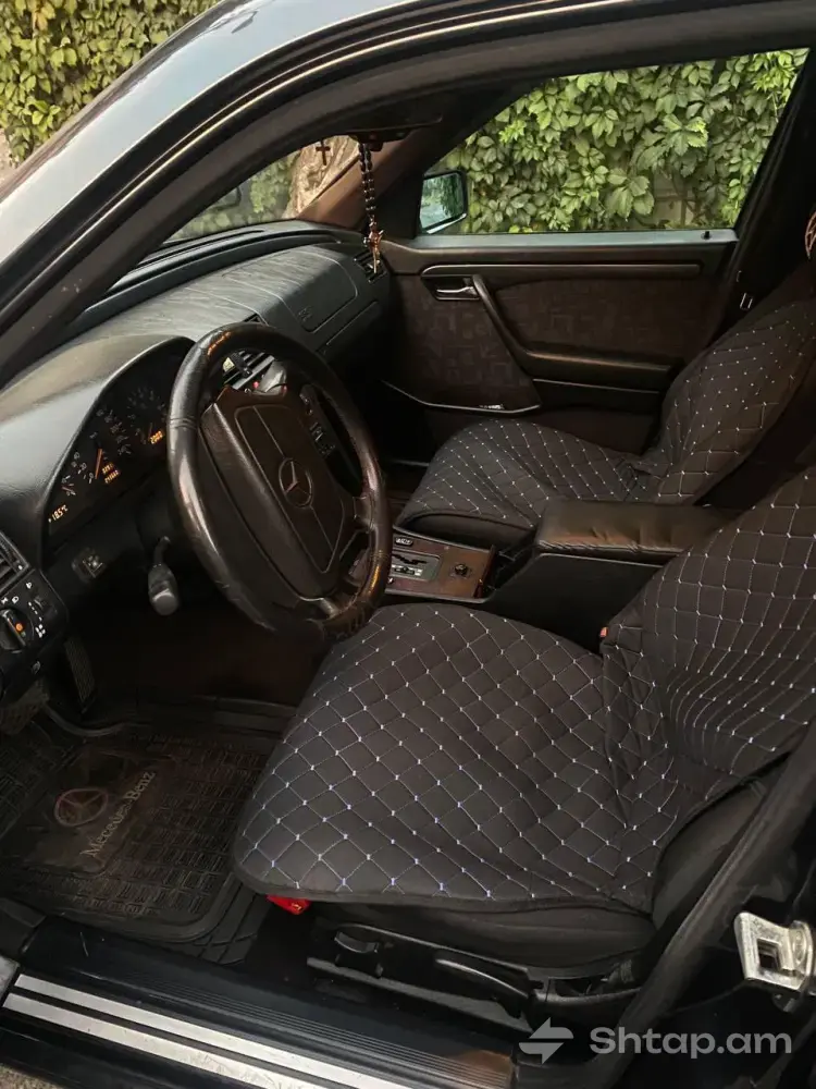 Mercedes-Benz C-Class սև սեդան՝ գերազանց վիճակում 4