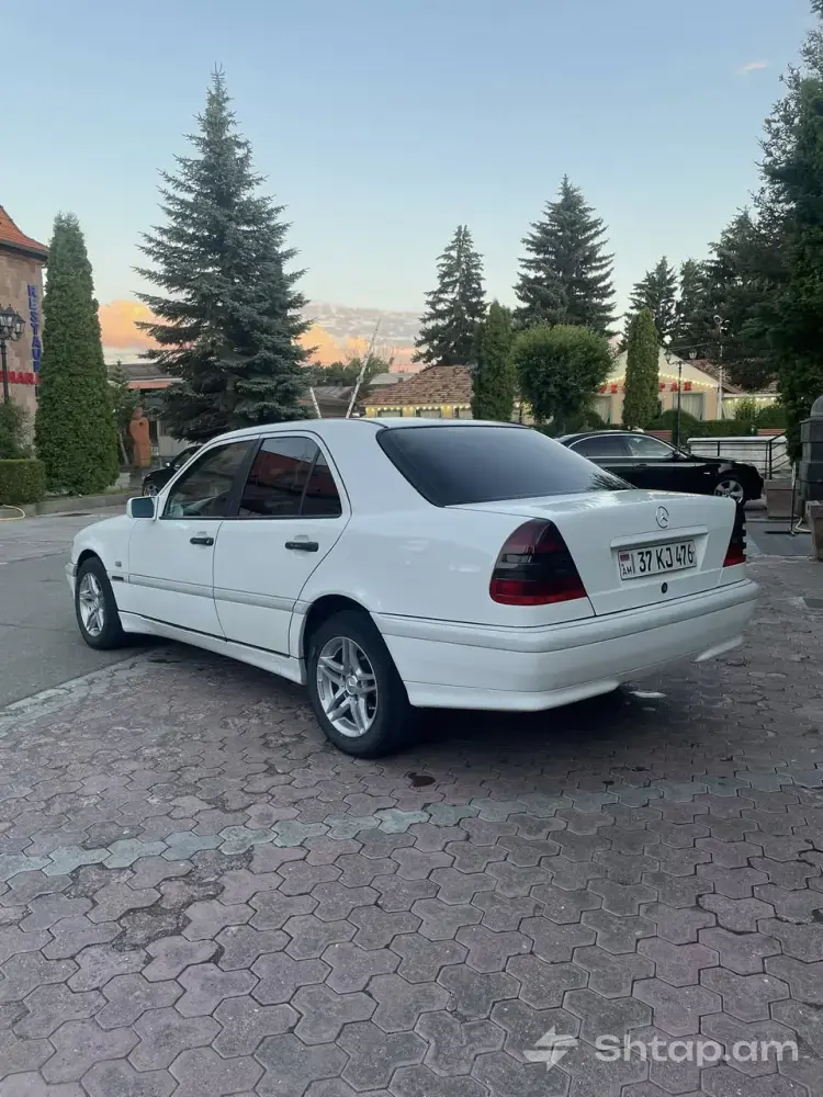 Mercedes-Benz C180 in Excellent Condition 2