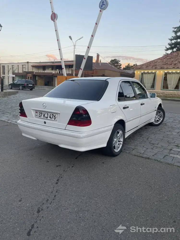 Mercedes-Benz C180 in Excellent Condition 3