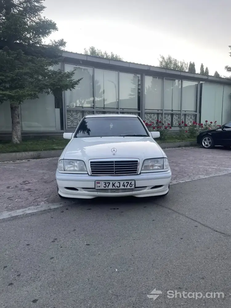 Mercedes-Benz C180 in Excellent Condition 4
