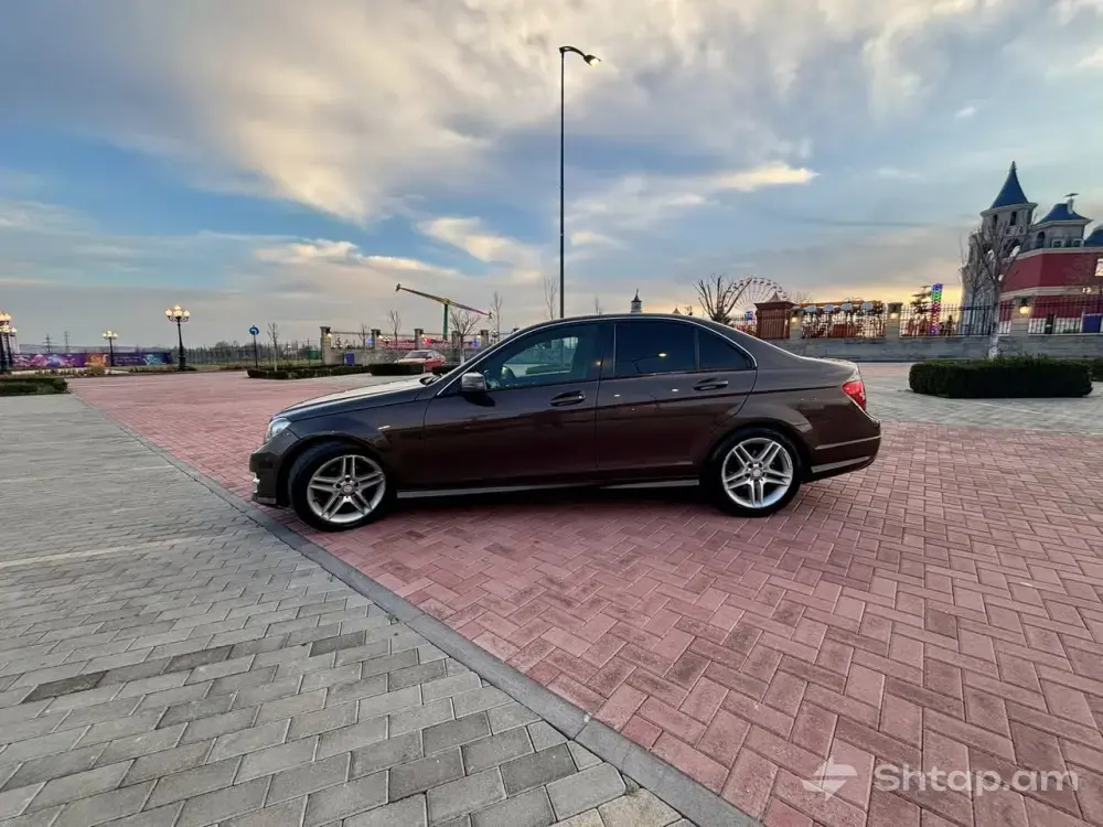 Купите Mercedes C-Class W204 с пакетом AMG 4