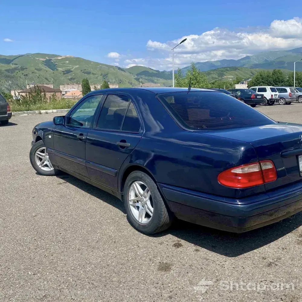 Mercedes E 230 in Perfect Condition 2