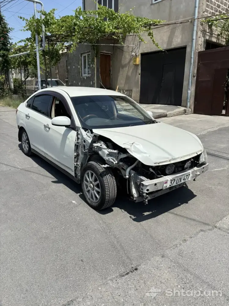 Nissan Bluebird 2006, White Sedan 2