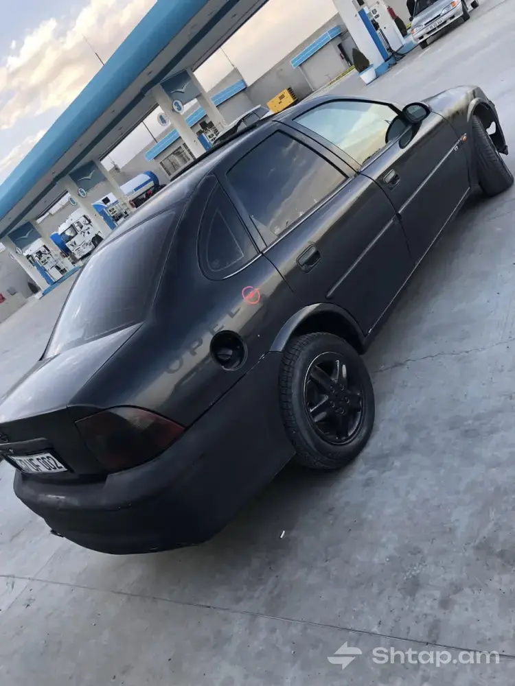 Opel Astra in Excellent Condition 4