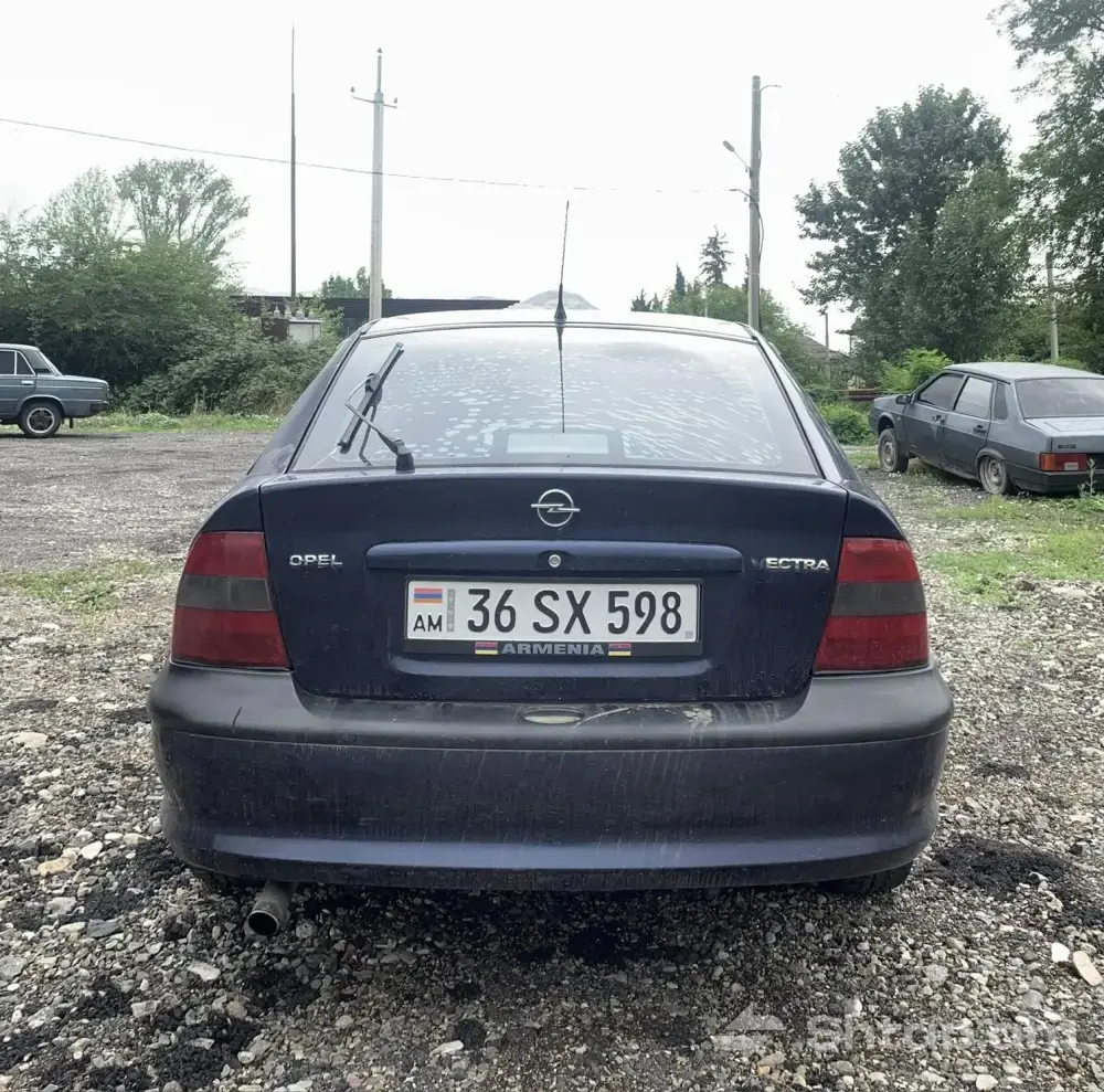Opel Vectra in Normal Condition 3