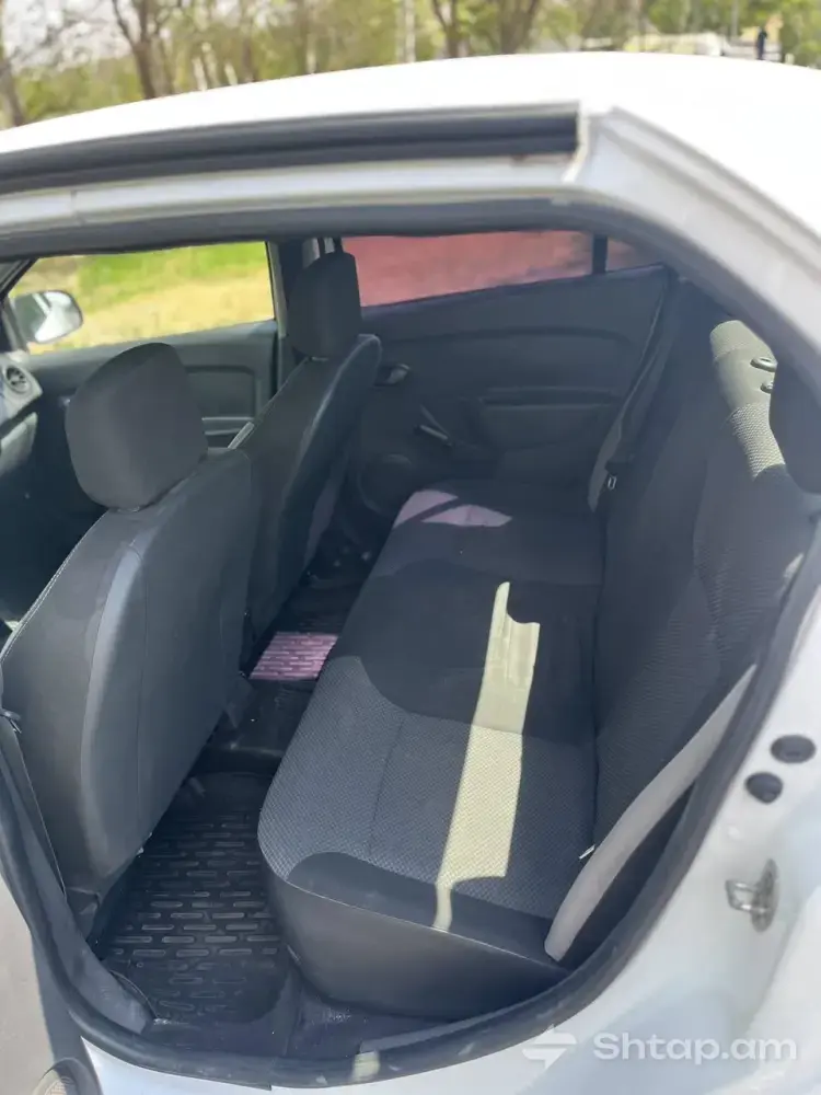 Renault Logan 2013 in Excellent Condition 4