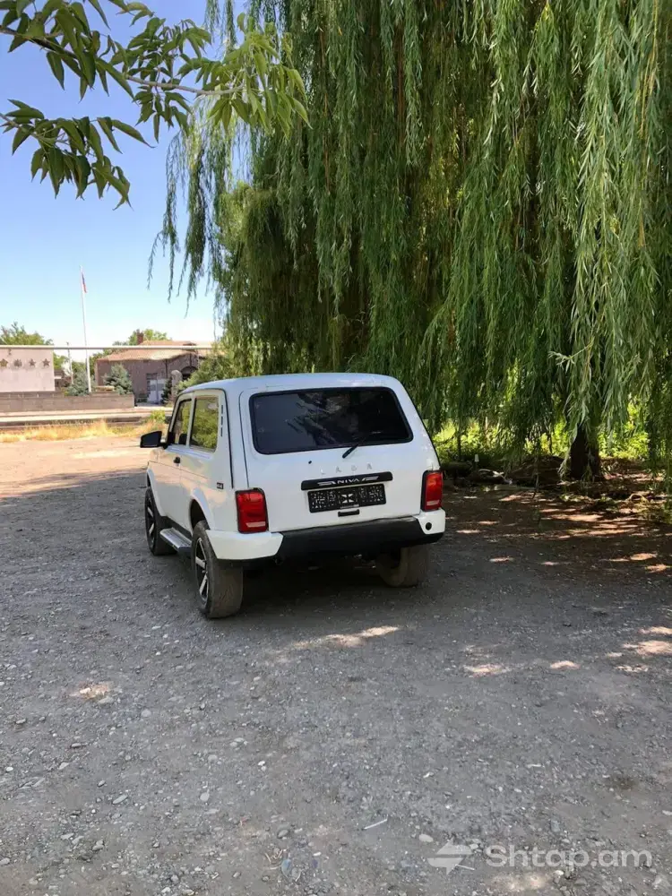 White Lada Niva in Excellent Condition 2
