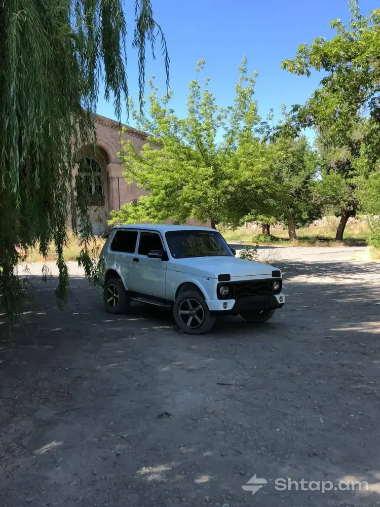 White Lada Niva in Excellent Condition 4