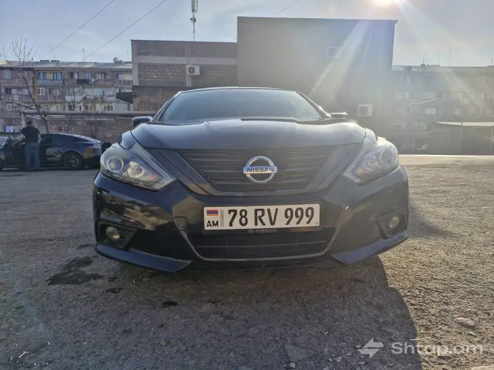Black Nissan Altima 0