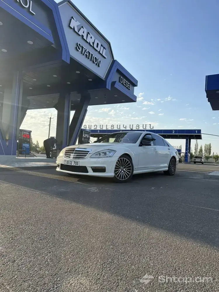 Автомобиль с мощным двигателем и газовой системой 0