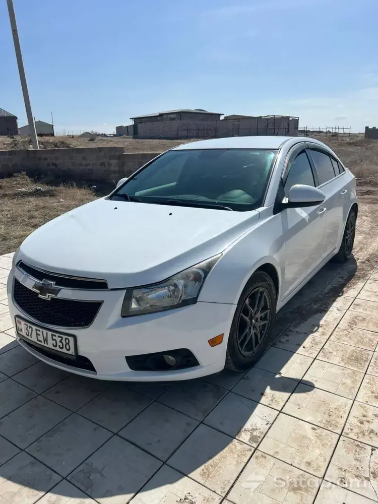 Վաճառվում է 2015 Chevrolet Cruze սպիտակ սեդան 0