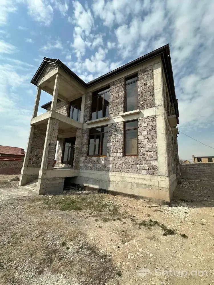 Վաճառվում է 3 հարկանի առանձնատուն Քանաքեռավանում 0