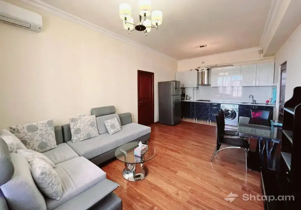 3-Room Apartment in Glendale Hills 0