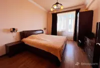 3-Room Apartment in Glendale Hills image thumbnail 2