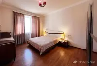3-Room Apartment in Glendale Hills image thumbnail 3