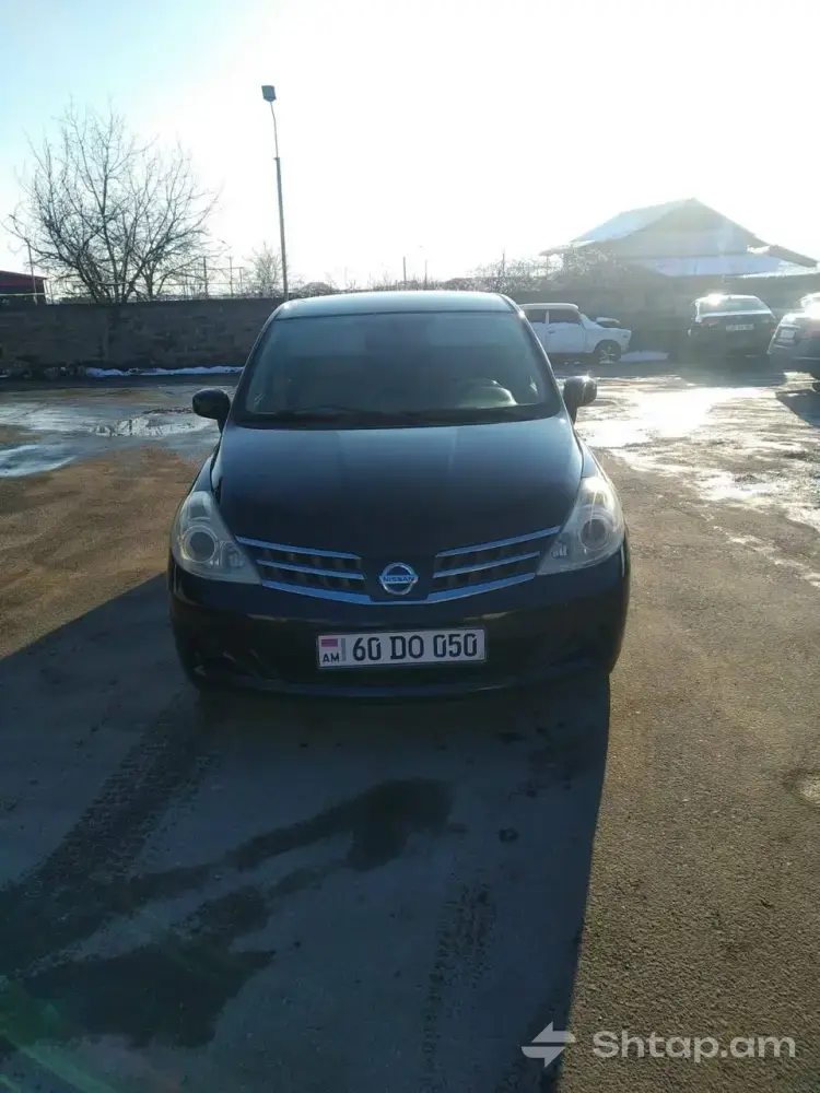 Идеальный Nissan Tiida 2008 года 2