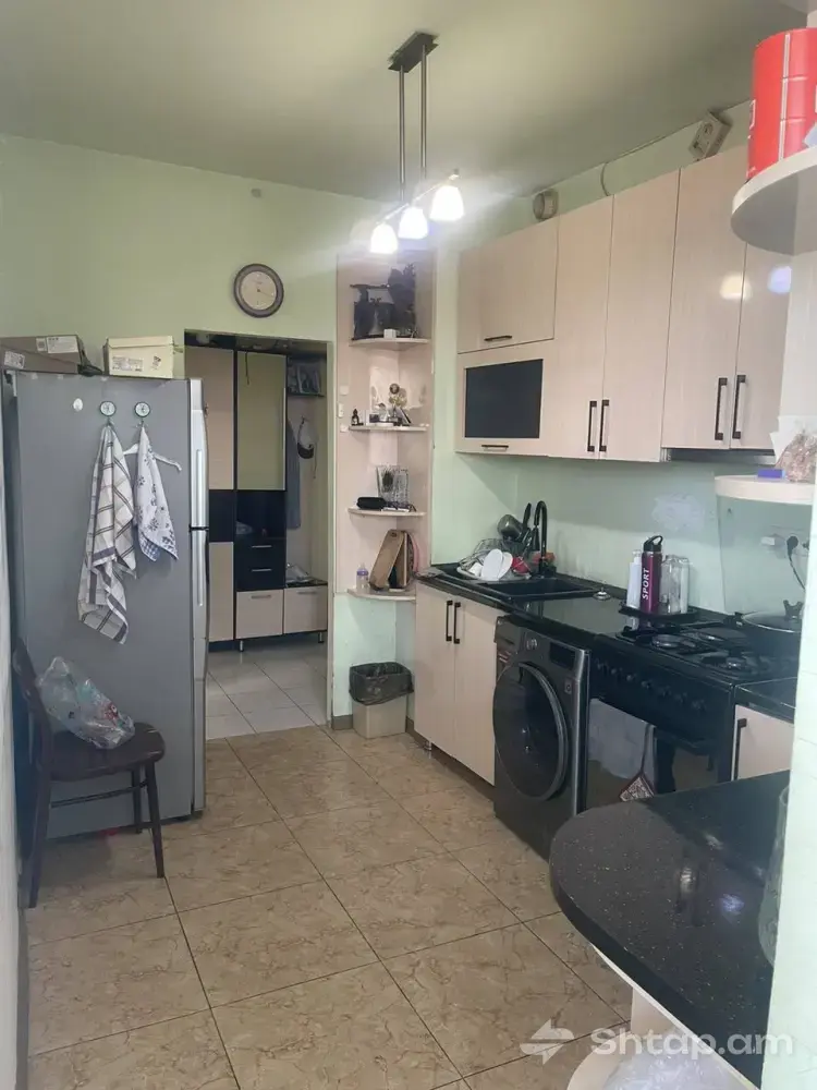 Продается квартира в 16-м микрорайоне 4