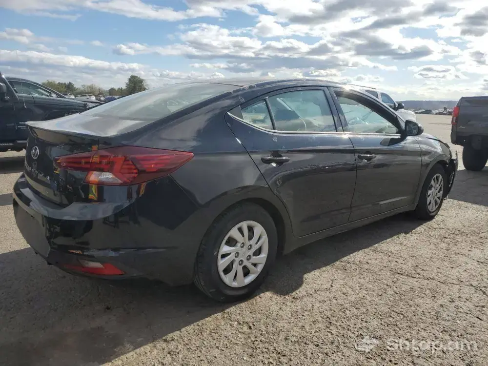 Վաճառվում է Hyundai Elantra սև գույնի ավտոմեքենա 3