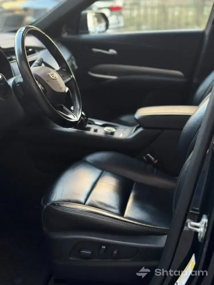 Luxurious Cadillac XT4 4WD 2020 2